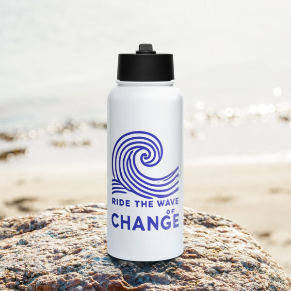 Stainless steel water bottle with a straw lid - Image 9